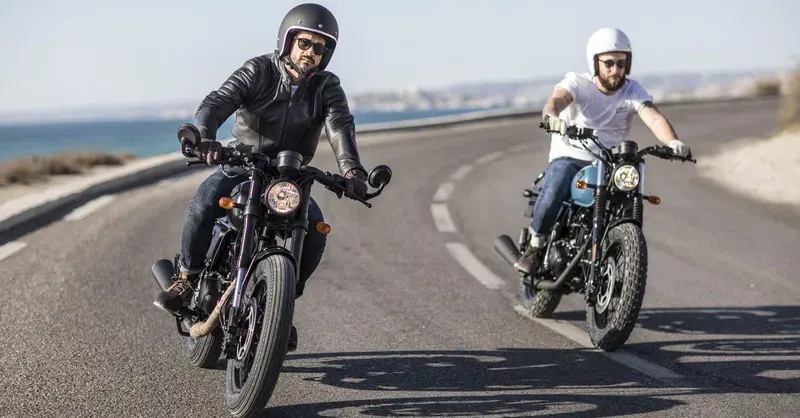 Deux motards en balade sur des motos Archive
