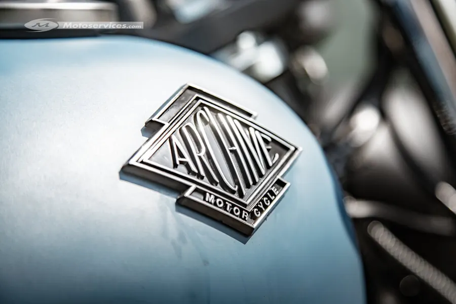 Logo Archive Motorcycle sur un réservoir