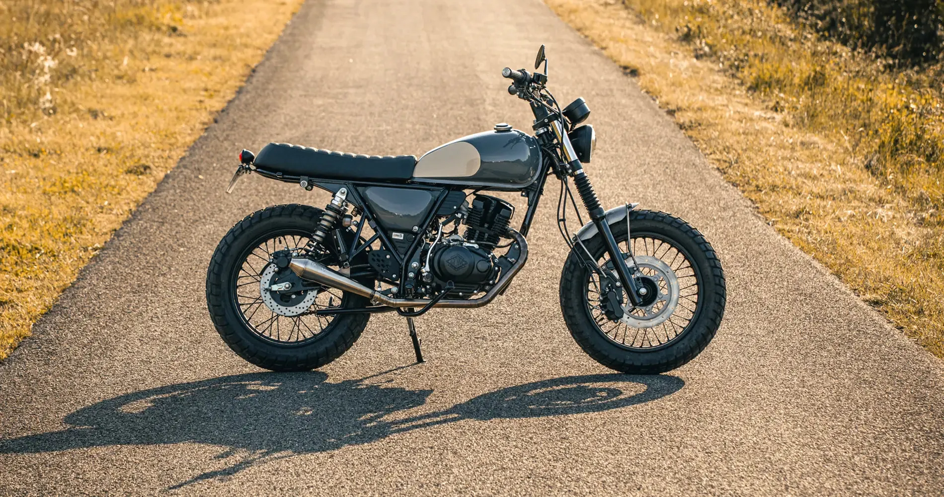 Archive Motorcycle Scrambler 125 grise sur une route