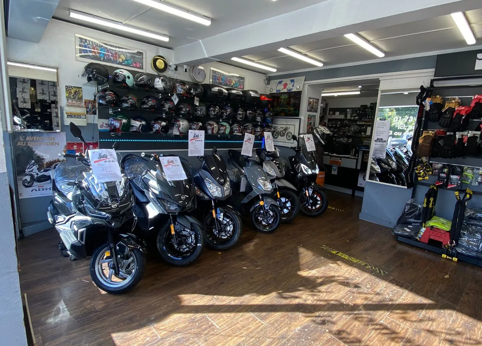 Le showroom de Scoot City avec des scooters exposés