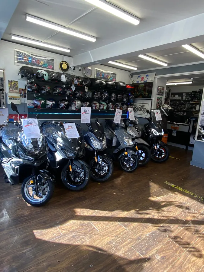 Scooters dans le showroom Scoot City